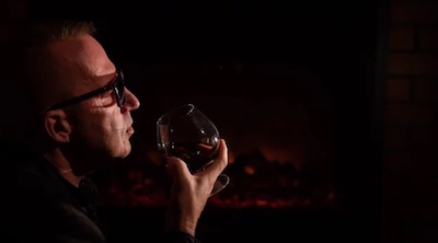 Homme procédant à un examen olfactif d'un rhum.