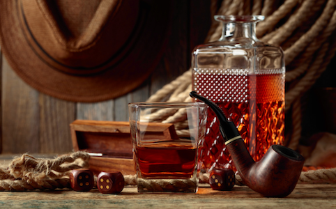 Verre et carafe remplis de rhum vieux