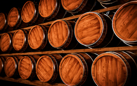 Tonneaux contenant du rhum ambré